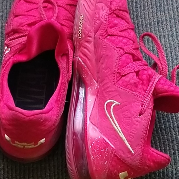 Lebron XVII Low PH / Red and Metallic Gold - Picture 10 of 12